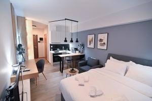 ein Schlafzimmer mit Bett und ein Wohnzimmer in der Unterkunft Efanton 1 in Larisa