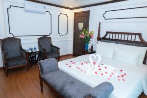 Postel nebo postele na pokoji v ubytování Royal Hotel Trâu Quỳ