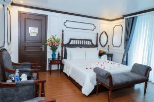 Postel nebo postele na pokoji v ubytování Royal Hotel Trâu Quỳ