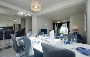 ein Esszimmer mit einem weißen Tisch und Stühlen in der Unterkunft 4 Bedroom Awesome Home In Royan in Royan