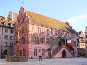 een groot gebouw met een standbeeld ervoor bij Spacieux et lumineux T5 avec 4 chambres, au centre-ville de Mulhouse, grand balcon, grand écran plat in Mulhouse