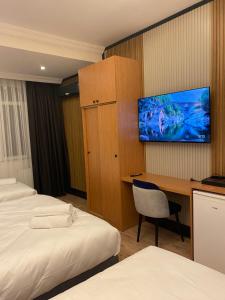 A bed or beds in a room at Istanbul Bakirkoy Rays Port Hotel City Center