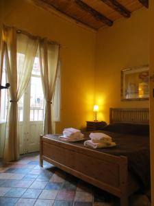 パレルモにあるJunior Suite Cattedraleのベッドルーム1室(ベッド1台、タオル2枚付)