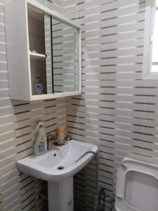 Bilik mandi di Luxury Egbeda Apartments