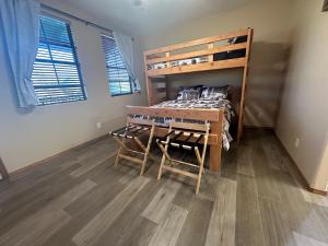 Postel nebo postele na pokoji v ubytování National Forest Retreat AZ White Mtn Escape Cabin Design Spacious Condo By Vacation Your Way + 22 fotografií