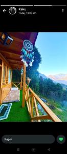 吉布Valley top cottage的电视屏幕上放有房子的照片