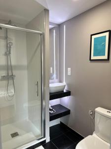ein Badezimmer mit Dusche, Toilette und Waschbecken in der Unterkunft Chambre privée "Graine de Coton" - Cuisine partagée in Amiens