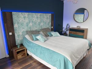 En eller flere senge i et værelse på Villa 75m2 avec Piscine et Jacuzzi privés, Sauna et Home-Cinéma à 800m des Commodités + 32 billeder