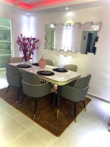 a dining room with a table and chairs and a mirror at Modern and Cozy 3-Bedroom Apartment in Santo Domingo in Los Paredones +15 photos