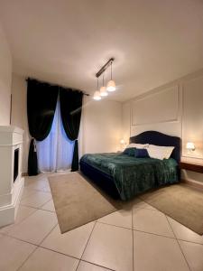 1 dormitorio con cama verde y chimenea en Velvet Apartment, en Verona