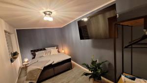 a small bedroom with a bed and a ceiling at Ferienwohnung Erfurter Seen - Nöda in Nöda