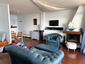 ein Wohnzimmer mit einer blauen Couch und einem Kamin in der Unterkunft Paraiso Frente al Mar - 332 in Pals