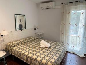 ein Schlafzimmer mit einem Bett und einem Fenster in der Unterkunft Paraiso Frente al Mar - 332 in Pals + 8 Fotos