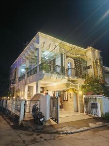 una casa con una moto parcheggiata di fronte di Ava Homestay a Indore