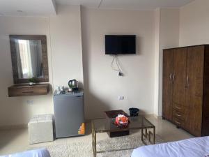 TV at/o entertainment center sa Experience Pyramids VIEW