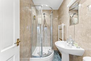 O baie la 7 Bedroom Abode of Robin Hoods Bay - Hot-tub - Pets +69 fotografii