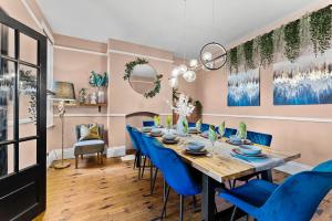 O zonă de relaxare la 7 Bedroom Abode of Robin Hoods Bay - Hot-tub - Pets