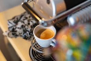Set per la preparazione di tè e caffè presso Emmet Hotel