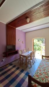 une salle à manger avec une table et des chaises dans l'établissement Casa de campo Sanloá, à Parati