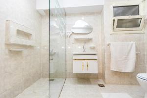 Bathroom sa Experience Pyramids VIEW