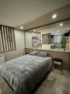 Postel nebo postele na pokoji v ubytování Le boudoir suite&spa