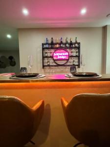 Lounge nebo bar v ubytování Le boudoir suite&spa