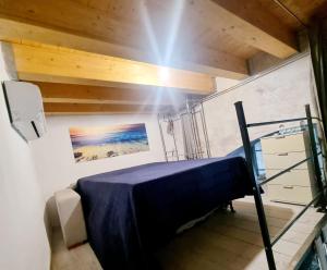 Pokój z łóżkiem w pokoju z drewnianym sufitem w obiekcie Casa vacanza in lipari ,PIANO PIANO w mieście Lipari