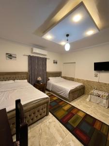 เตียงในห้องที่ FAMILY HOUSE of ISIS