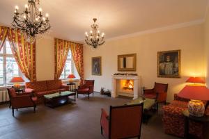 a living room filled with furniture and a fireplace at Hotel Schloss Gehrden in Brakel