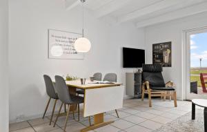 Hadsundにある3 Bedroom Gorgeous Home In Hadsundのテーブルと椅子のあるダイニングルーム