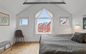 Hadsundにある3 Bedroom Gorgeous Home In Hadsundのベッドと大きな窓のある寝室