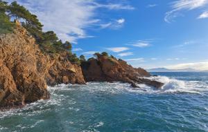 vista sull'oceano con costa rocciosa di 1 Bedroom Amazing Home In Mas-Thibert a Mas-Thibert