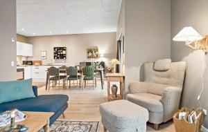 ティステズにあるAmazing Home In Thisted With Wifiのソファのあるリビングルームとダイニングルーム