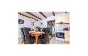 Kuchyň nebo kuchyňský kout v ubytování Nice Home In Dracevica With Wifi