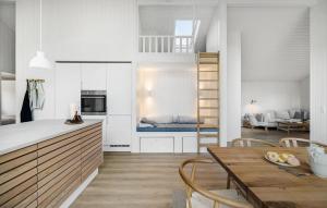 Η κουζίνα ή μικρή κουζίνα στο 5 Bedroom Nice Home In Græsted