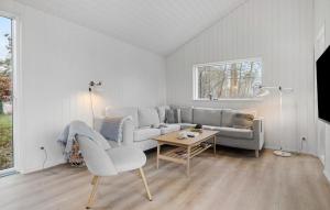 Χώρος καθιστικού στο 5 Bedroom Nice Home In Græsted