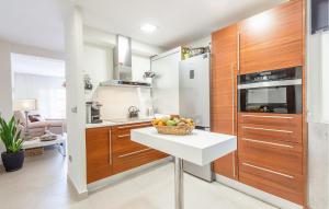 Kuchyň nebo kuchyňský kout v ubytování 1 Bedroom Nice Apartment In El Campello