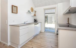 Η κουζίνα ή μικρή κουζίνα στο Stunning Home In Rømø With Wifi