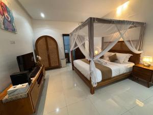 Postel nebo postele na pokoji v ubytování De Luxe Villa Fabian Escape in Seminyak