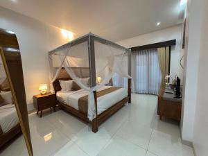 Postel nebo postele na pokoji v ubytování De Luxe Villa Fabian Escape in Seminyak