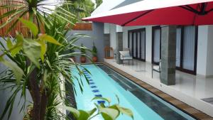 Bazén v ubytování De Luxe Villa Fabian Escape in Seminyak nebo v jeho okolí