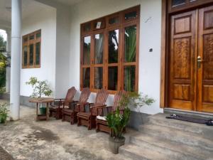 Patio o area all'aperto di ALEXANDRA HOME for foreign tourists only