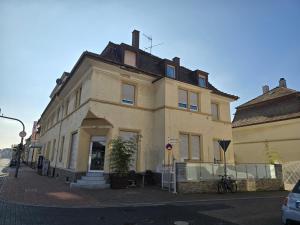 a building on the corner of a street at Leimen51 WG4 in Leimen