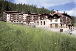 een groot gebouw aan de zijkant van een heuvel bij STRIM Apartment 406 Stream Resort, Pamporovo in Pamporovo