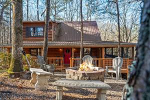 Una cabaña de troncos con una fogata en frente de ella en Bearolina On My Mind, en Pigeon Forge