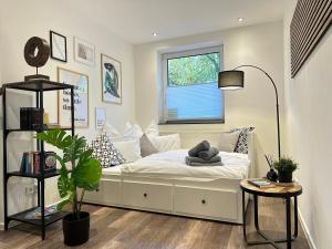a bedroom with a bed with a window at M&K Homes Eleganter Neubau zwischen Hamburg&Ostsee mit Parkplatz in Reinfeld