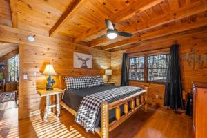 Un dormitorio con una cama en una cabaña de troncos en Bearolina On My Mind, en Pigeon Forge 21 fotos más