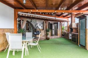 Un patio con mesa y sillas y una cocina. en Villa Janeth Agaete, en Agaete 32 fotos más