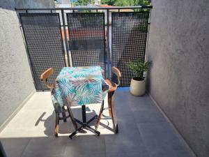 une chaise assise au-dessus du balcon dans l'établissement Emilio Jofre IV - Céntrico, amplio y luminoso, à Villa Marini