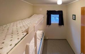 una camera da letto con due letti a castello e una finestra di 2 Bedroom Stunning Home In Kristiansand a Kristiansand